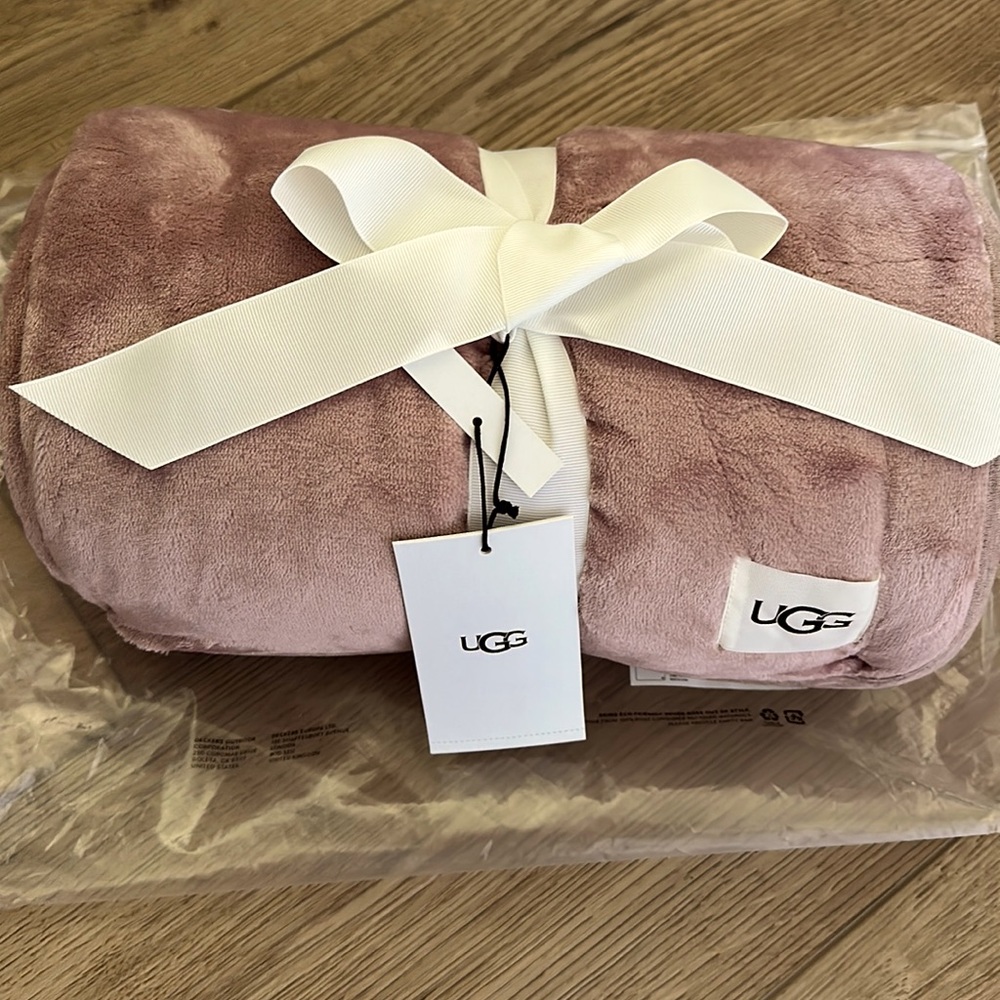 NWT Ugg throw blanket